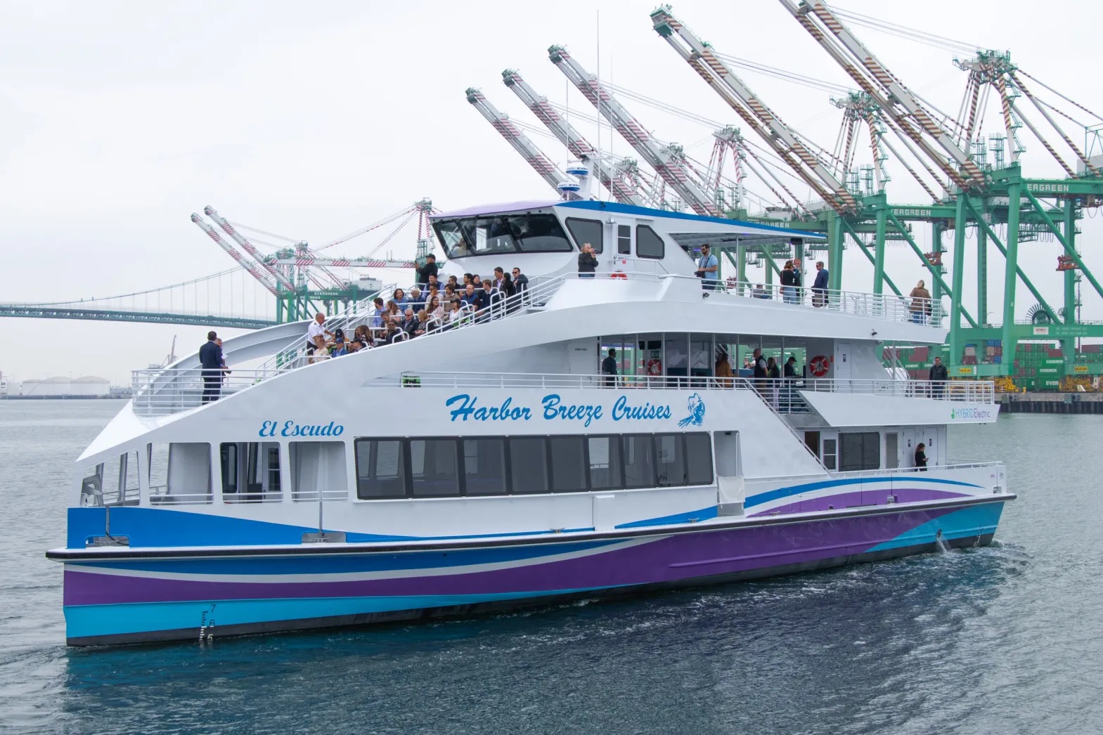 El Escudo hybrid electric vessel on cruise
